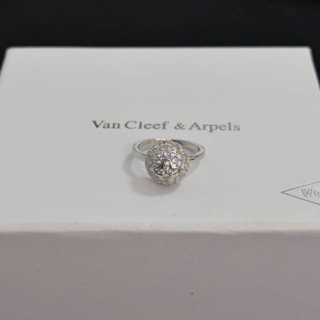 精工原版〕Vca四叶草梵克雅戒指 经典之作 官网同款 时尚潮流 采用多层次金属雕设计 使花瓣更立体 镶嵌满钻工艺 尽显女性柔美气质 四叶草幸运图案 象征幸运和幸