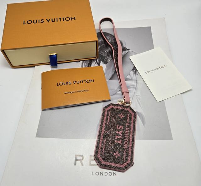 新款1V Sylt行李牌 1Vsylt行李牌采用经典Monogram帆布，搭配粉色皮革边框和挂绳，精致又实用。正面印有”Sylt“字样，灵感来自德国北海岛屿，展