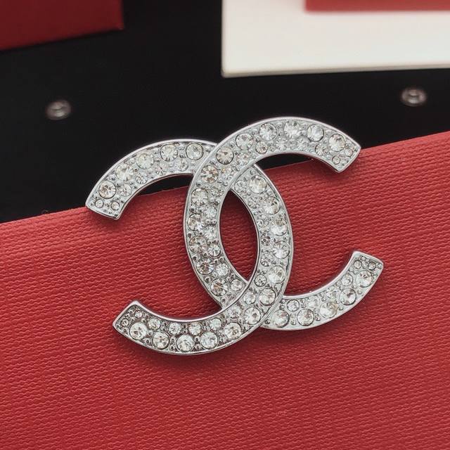 小香新款双排钻满钻胸针银色Chanel 高端品质，专柜同材质， 真正黄铜，离子电镀，独家实拍图做工精致细腻，重工版本，超级仙女唯美的一款，做工超级细心无漏洞，媲