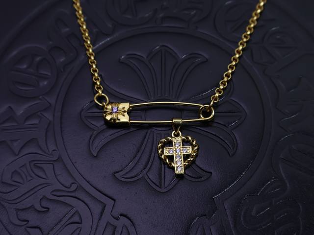 克罗心项链胸针链帅爆了克罗心项链 造型不同的花纹设计风格 呈现出与众不同 十字架 童军花是克罗心的标志所以更经久不衰 正品打版Chrome Hearts克罗心区