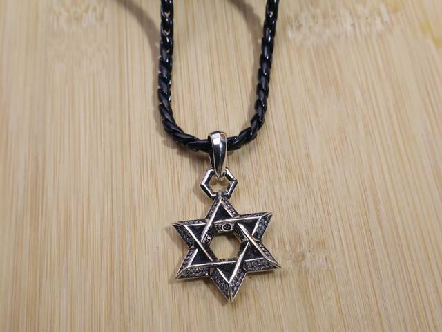 2026潮流时尚推荐 低调奢华的暗黑美学！克罗心同款黑魂项链精选电镀黑工艺，做旧磨损痕迹自然随性，每一处细节都复刻专柜质感！厂家直销无溢价，暗黑系穿搭的灵魂单品