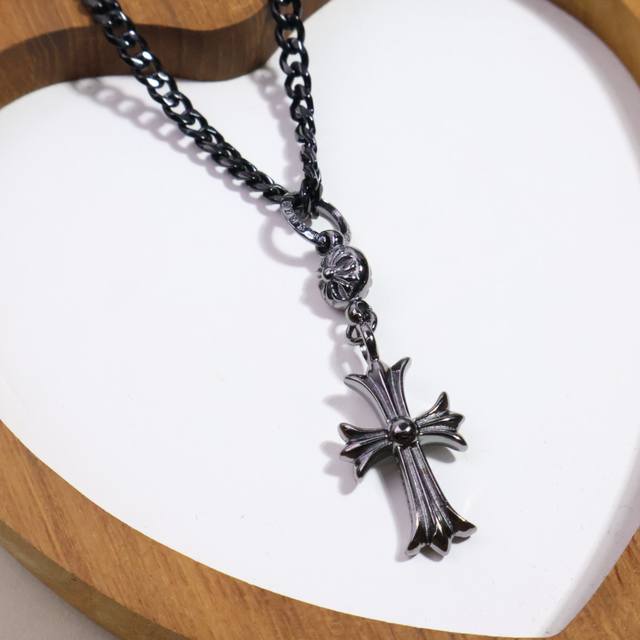 2026潮流时尚推荐 克罗心黑金项链，造型不同的花纹设计风格 呈现出与众不同 十字架 童军花是克罗心的志 所以更经久不衰 正品打版Chrome Hearts克罗