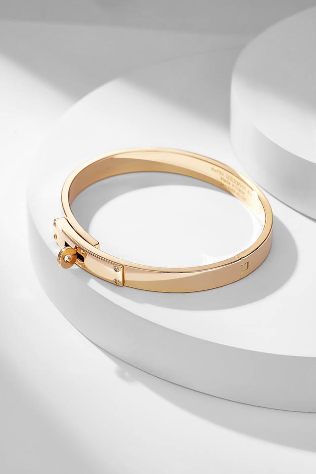 爱马仕Kelly手镯常见尺寸是Sh St Lg普遍女生戴Sh比较多 Kelly手镯一向是马家最热门的配货 Kelly镯也是男士的不错选择