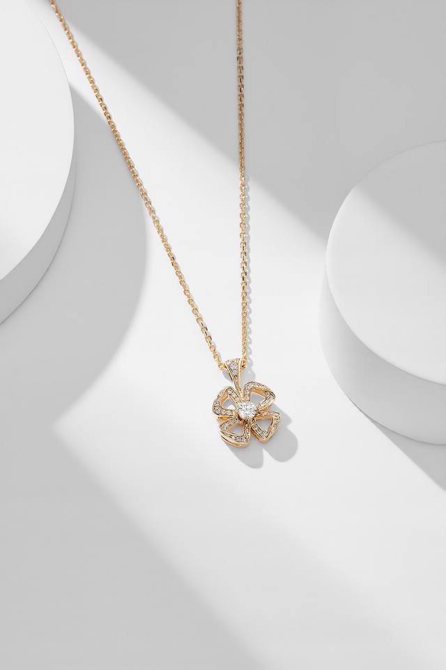 全新Fiorever系列珠宝。 新系列的名字起得相当妙，是意大利语里花朵 Fiore +英语Forever结合出的“Fioerver”，寓意花朵的永恒美好。 这