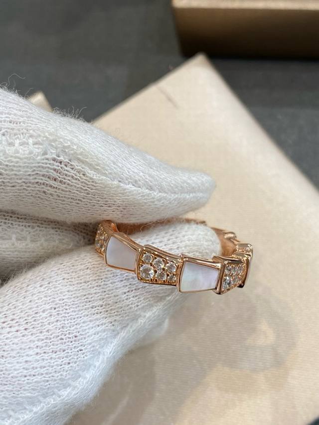 新款，B宝家蛇骨白贝戒指宽版，Serpenti Viper系列，镶嵌动人的密镶美钻和优雅的珍珠母贝，诠释灵蛇特有的多面特质，尽显高雅而极致诱惑的美丽珠光宝气的一