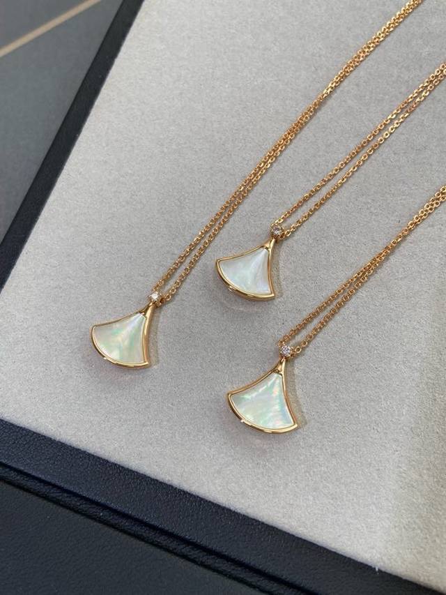 新款裙子项链 现货不多，原*定制，通体V金材质配天然玉髓深海蝶贝！绝对是你朋友圈最佳品质！！贝母美到极致每个角度都完美贴合金属部分，很有光泽感，我们的玫瑰金也很