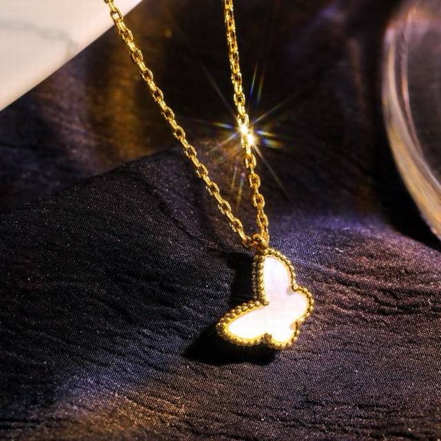 性价比超高的蝴蝶白贝母项链，真的越看越喜欢~很细巧很秀气！也是真的好看~ 蝴蝶项链蝴蝶真的栩栩如生，超可爱的造型，我觉得这跟四叶草一样，都是经典不调，随意搭配衣