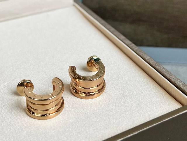 B.Zero1 三圈弹簧耳环，来罗马斗兽场的灵感，独特的螺旋造型，经典Bv珠宝款式，看似简约但是大气～ 完美Cnc切割工艺，每一个细节Logo斗完美还原Zp原版