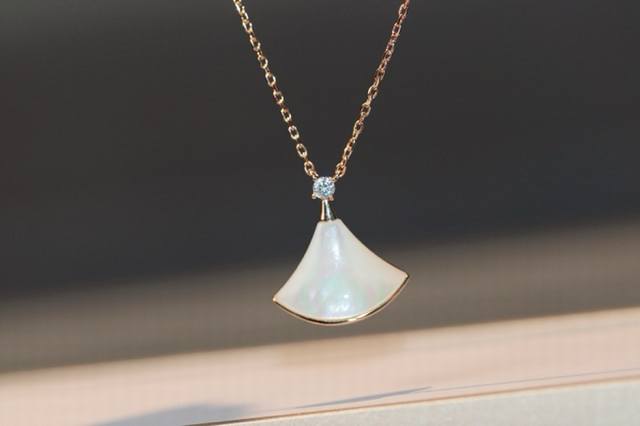 B家女神款项链，大号版本 小裙子项链,也有人叫它小扇子,V金电镀咪金 因为这个形状,我更愿意叫它小裙子,白贝母的颜色真的超级温柔,晕彩棒棒的,上身也是无敔好看爆