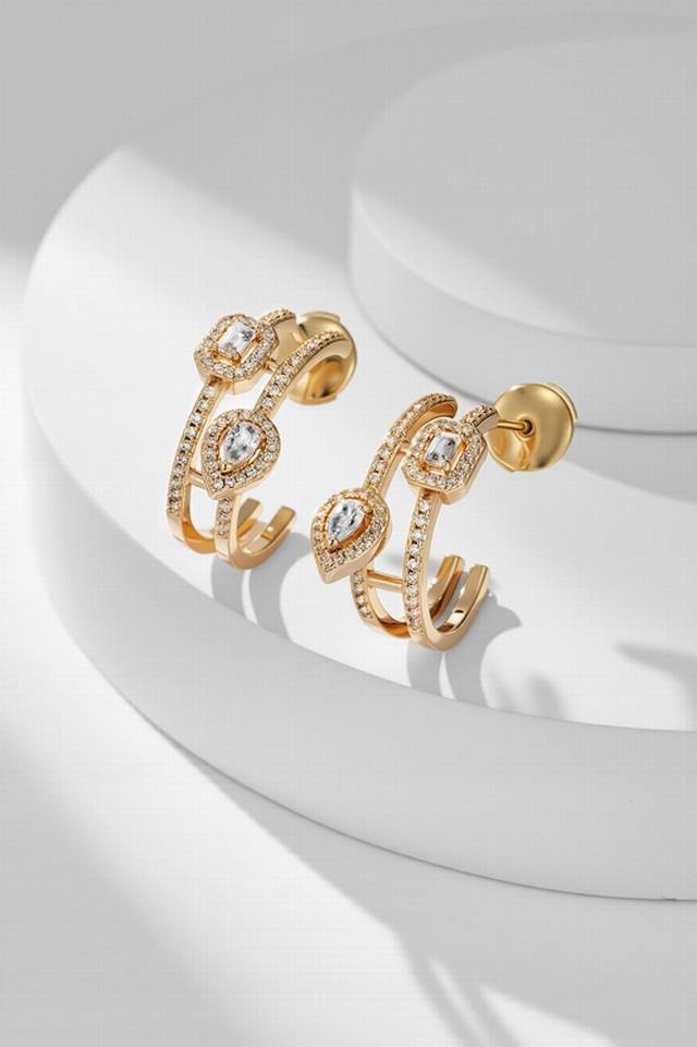 Messika My Twin耳环，这款奢华耳环呈现出新颖闪耀的光芒，是寻求别致珠宝的女性之首选。 My Twin 寓意我的双胞胎 或是你和我 整体采用水滴形钻