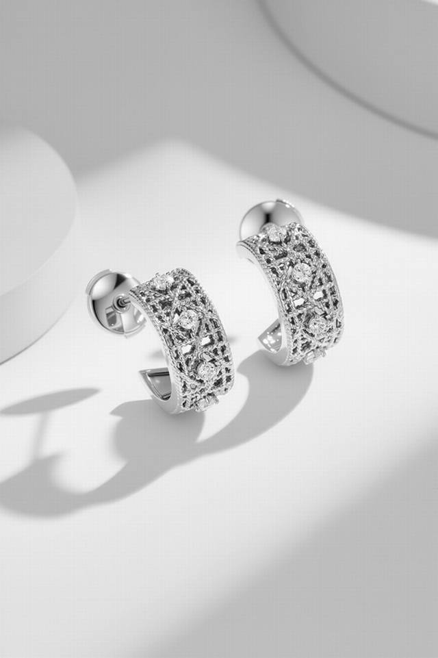 My Dior 迪奥匠心呈献My Dior系列，经典藤格纹图案回归珠宝，金线巧妙铺陈交织，打造精妙绝伦的艺术细节