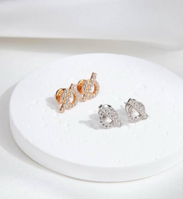 日常百搭Hermes耳钉！ 来来来，我又来推荐鸟～～～～这款应该来说是一直火的！不过还是有很多人不知道这个简单百搭的款是出自谁家的！ 嘎嘎嘎嘎～没想到是H家吧