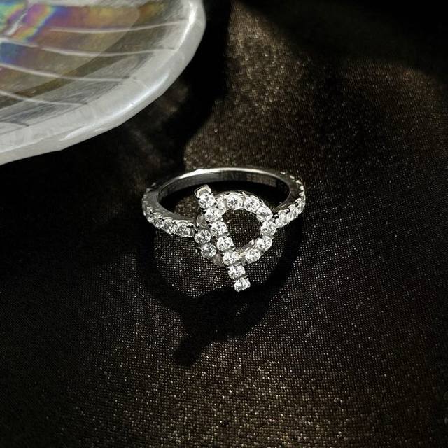 Finesse满钻戒指，俗称小Ｑ戒指 尺寸5678 只出品白金色。为什么选择这款做纯银材质，纯银电镀白金色大好处就耐磨性强，即便戒指底部磕碰到里面也是白色。但是