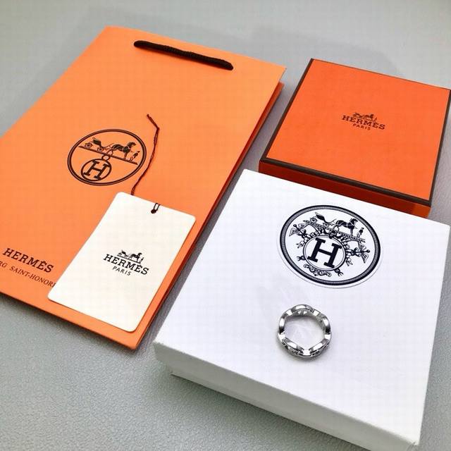 最火网红戒！猪鼻子无钻戒尺寸6789号 。Zg断货王，超难买！非常简约大气的金属戒，自带高级效果！金属造型粗细都非常考究，无论五金抛光细节处理，厚度也是都拿捏得