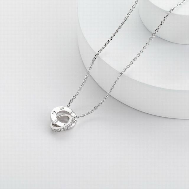 卡家小饼双环满钻项链 环环相扣圆饼项链 Bling立体灵动 比大圆饼多了些精致华丽感 正反面换着戴 一条项链两种风格 经典款百搭不腻！很值得的单品