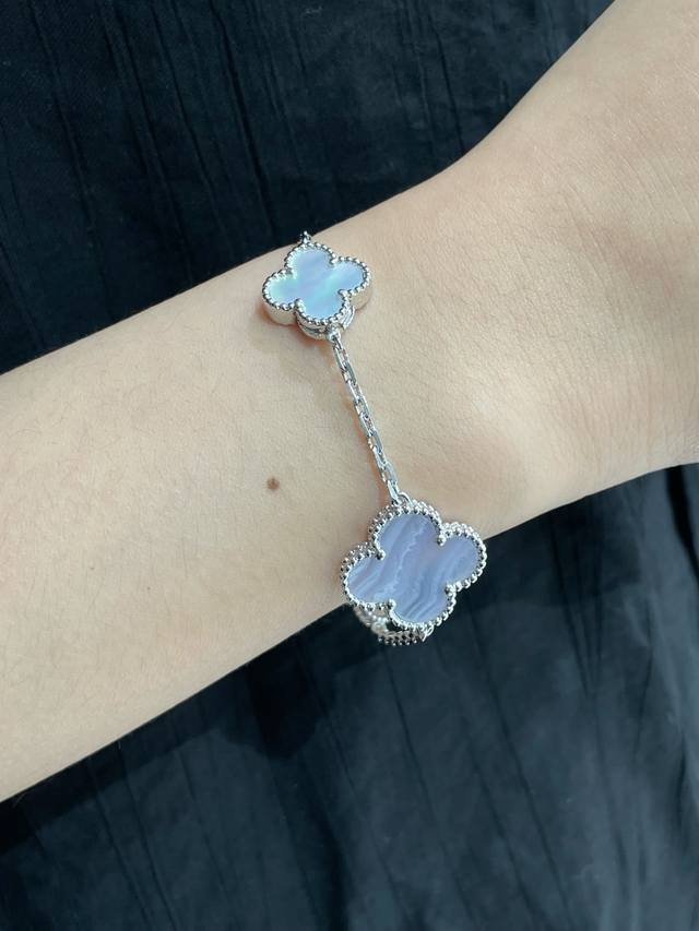 V金材质 Vca四花手链车花紫玉髓白贝母 Alhambra系列的梦幻之作，自带清冷又温柔的氛围感。高级精工版本还原经典设计的同时，也让每一处衔接都流畅自然，佩戴