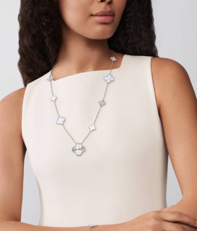 V金材质 Vca10花四叶草项链 车花紫玉髓白贝母 Alhambra系列的梦幻之作，自带清冷又温柔的氛围感。高级精工版本还原经典设计的同时，也让每一处衔接都流畅