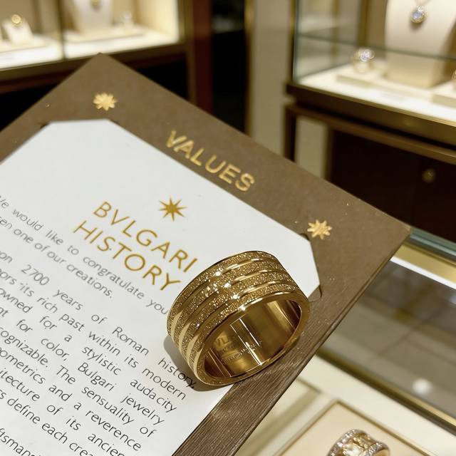 宝格丽项链V金材质。Bvlgari宝格丽 Divas‘ Dream 系列 品相完美，细节无敌，那种独特的色泽完全无可挑剔，再缀以经典指环外形设计，简约之余却又优