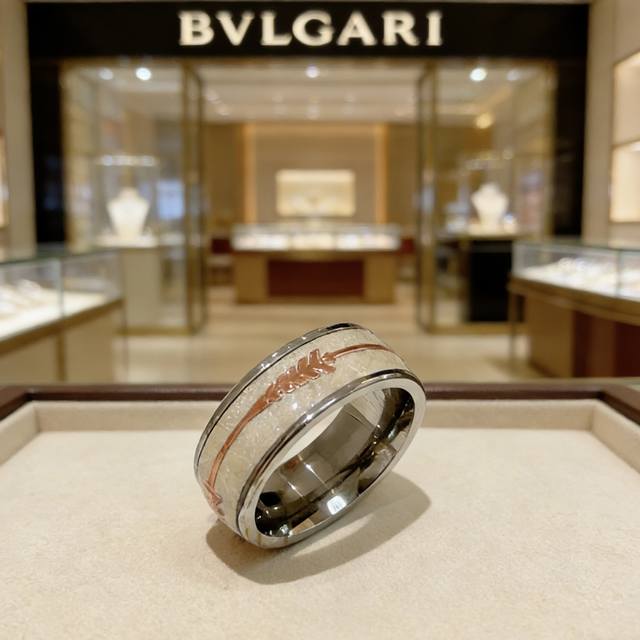 宝格丽项链V金材质。Bvlgari宝格丽 Divas‘ Dream 系列 品相完美，细节无敌，那种独特的色泽完全无可挑剔，再缀以经典指环外形设计，简约之余却又优