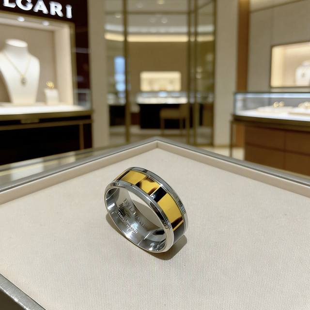 宝格丽项链V金材质。Bvlgari宝格丽 Divas‘ Dream 系列 品相完美，细节无敌，那种独特的色泽完全无可挑剔，再缀以经典指环外形设计，简约之余却又优