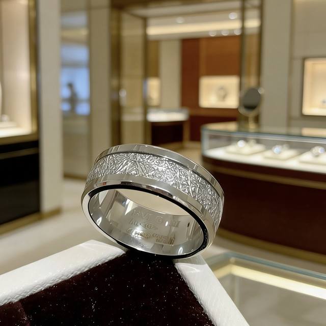 宝格丽项链V金材质。Bvlgari宝格丽 Divas‘ Dream 系列 品相完美，细节无敌，那种独特的色泽完全无可挑剔，再缀以经典指环外形设计，简约之余却又优