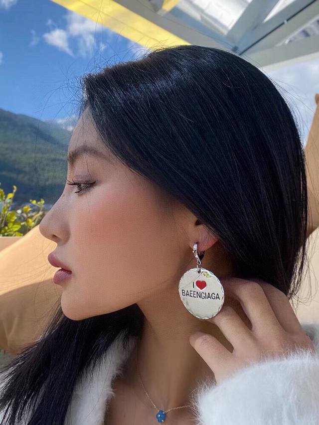 原单货新品 巴黎世家 Balenciaga 新款耳环专柜一致黄铜材质电镀 火爆款出货 设计独特 前卫 美女必备