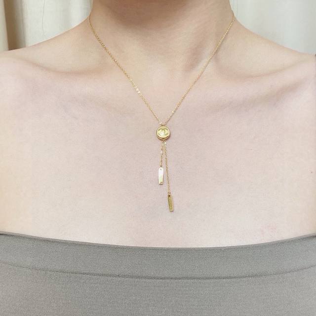 香奈儿Chanel最新款项链超个性，百搭款特别特别赞，整体细节非常令人惊喜，设计感十足，不仅带出个人自信及品味，款式典雅而时尚，突显法式高雅气息，加上一丝不苟的