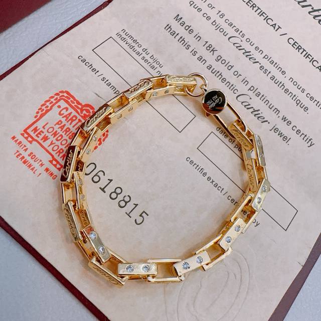 新款卡地亚手链V金材质系列 品相完美，细节无敌，那种独特的色泽完全无可挑剔，再缀以经典指环外形设计，简约之余却又优雅夺目，V金纯手工的组合更显气色，上手雅致动人