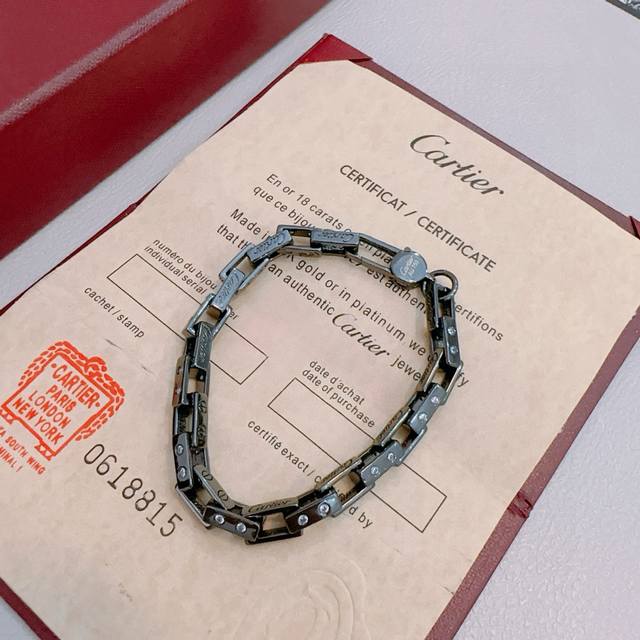 新款卡地亚手链V金材质系列 品相完美，细节无敌，那种独特的色泽完全无可挑剔，再缀以经典指环外形设计，简约之余却又优雅夺目，V金纯手工的组合更显气色，上手雅致动人