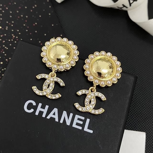 卖疯了小香官网主推爆款精工版小香 最新 Chanel 太阳花晶钻米粒珍珠字母耳钉耳环出货 明星同款，原版清晰Logo字印美美哒漂亮极啦明星联名同款 美爆啦Cam