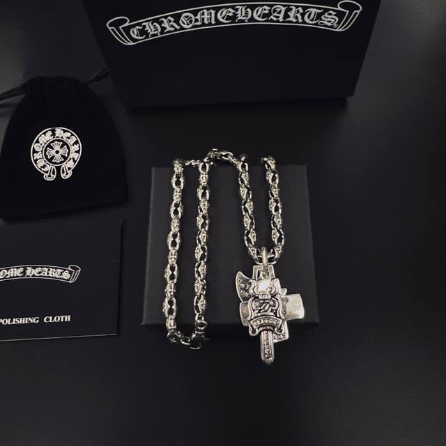 爆款推荐］ 克罗心项链，帅爆了克罗心项链 造型不同的花纹设计风格 呈现出与众不同 十字架 童军花是克罗心的标志所以更经久不衰 正品打版Chrome Hearts