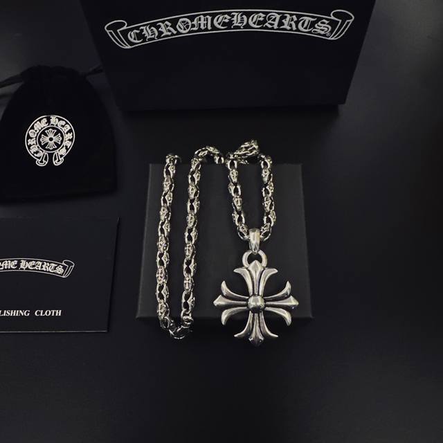 爆款推荐］ 克罗心项链，帅爆了克罗心项链 造型不同的花纹设计风格 呈现出与众不同 十字架 童军花是克罗心的标志所以更经久不衰 正品打版Chrome Hearts