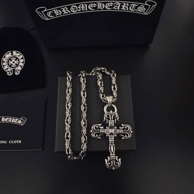 爆款推荐］ 克罗心项链，帅爆了克罗心项链 造型不同的花纹设计风格 呈现出与众不同 十字架 童军花是克罗心的标志所以更经久不衰 正品打版Chrome Hearts