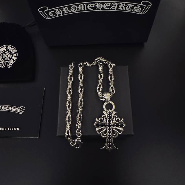 爆款推荐］ 克罗心项链，帅爆了克罗心项链 造型不同的花纹设计风格 呈现出与众不同 十字架 童军花是克罗心的标志所以更经久不衰 正品打版Chrome Hearts