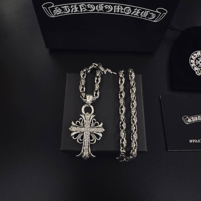 爆款推荐］ 克罗心项链，帅爆了克罗心项链 造型不同的花纹设计风格 呈现出与众不同 十字架 童军花是克罗心的标志所以更经久不衰 正品打版Chrome Hearts