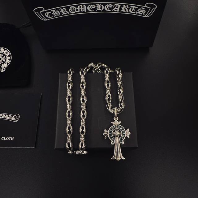 爆款推荐］ 克罗心项链，帅爆了克罗心项链 造型不同的花纹设计风格 呈现出与众不同 十字架 童军花是克罗心的标志所以更经久不衰 正品打版Chrome Hearts