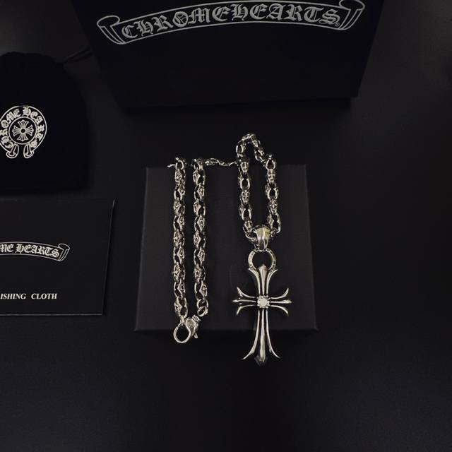 爆款推荐］ 克罗心项链，帅爆了克罗心项链 造型不同的花纹设计风格 呈现出与众不同 十字架 童军花是克罗心的标志所以更经久不衰 正品打版Chrome Hearts