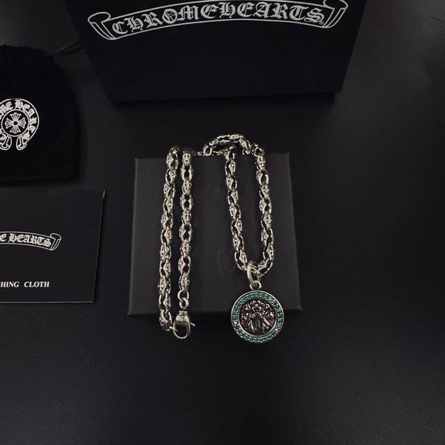 爆款推荐］ 克罗心项链，帅爆了克罗心项链 造型不同的花纹设计风格 呈现出与众不同 十字架 童军花是克罗心的标志所以更经久不衰 正品打版Chrome Hearts