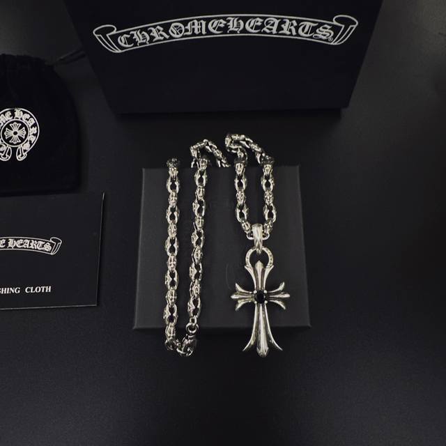 爆款推荐］ 克罗心项链，帅爆了克罗心项链 造型不同的花纹设计风格 呈现出与众不同 十字架 童军花是克罗心的标志所以更经久不衰 正品打版Chrome Hearts