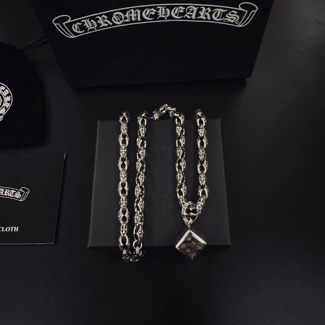 爆款推荐］ 克罗心项链，帅爆了克罗心项链 造型不同的花纹设计风格 呈现出与众不同 十字架 童军花是克罗心的标志所以更经久不衰 正品打版Chrome Hearts