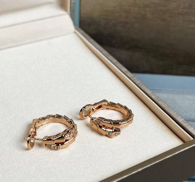 汲取古老神秘的灵蛇意象，融合灵动优雅的设计，于时代的变迁中始终卓尔不群时尚高级感