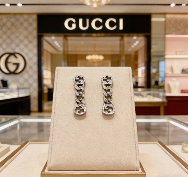 新品首发不爆不发 抖音带货网红首选 古驰耳钉最新款档次更高明星同款Anger Forest系列双G设计理念复古经典系列古驰耳钉 让高档的衣服搭配更有气质 出去更