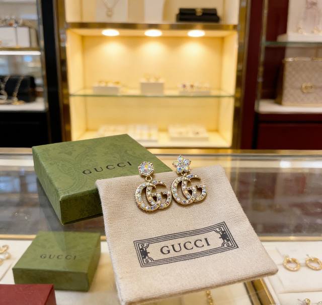 新品首发不爆不发 抖音带货网红首选 古驰耳钉最新款档次更高明星同款Anger Forest系列双G设计理念复古经典系列古驰耳钉 让高档的衣服搭配更有气质 出去更