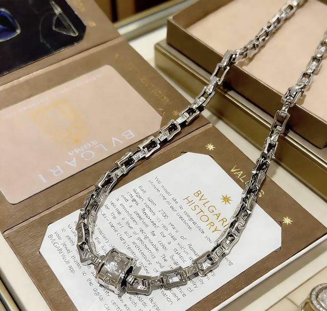 宝格丽项链V金材质 。Bvlgari宝格丽 Divas‘ Dream 系列 品相完美，细节无敌，那种独特的色泽完全无可挑剔，再缀以经典指环外形设计，简约之余却又