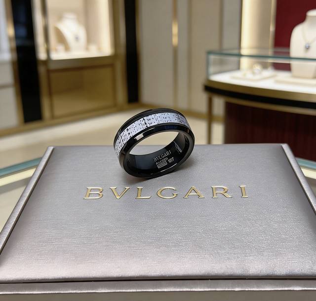 宝格丽项链V金材质。Bvlgari宝格丽 Divas‘ Dream 系列 品相完美，细节无敌，那种独特的色泽完全无可挑剔，再缀以经典指环外形设计，简约之余却又优