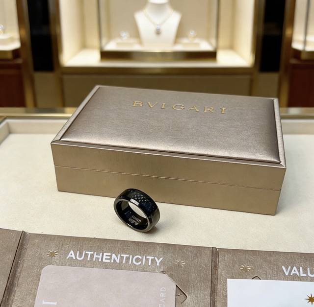 宝格丽项链V金材质。Bvlgari宝格丽 Divas‘ Dream 系列 品相完美，细节无敌，那种独特的色泽完全无可挑剔，再缀以经典指环外形设计，简约之余却又优