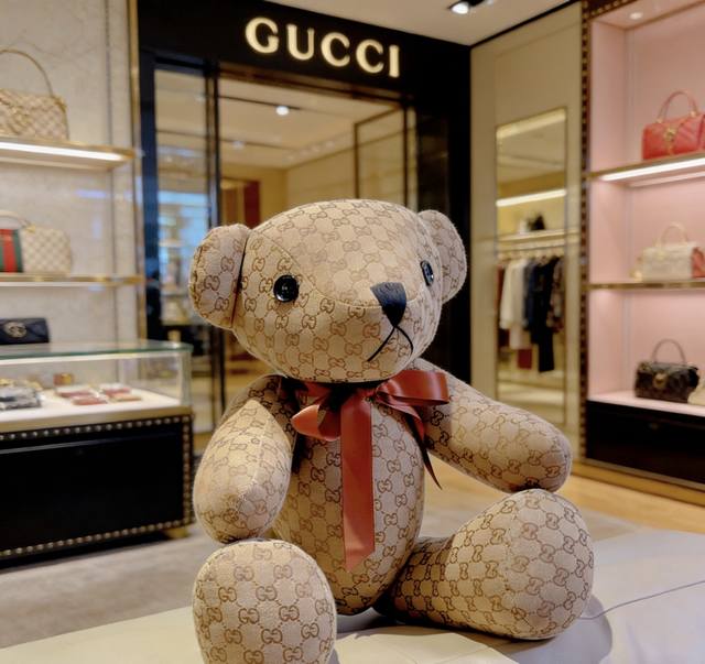 超大号爆款来袭 古驰官网首发新品小熊玩偶独家高品质发售 出口法国订单新品发布 ，古驰的的一款小熊公仔独家关节可动，纯手工制作工艺 质感 饱满度全部到位 现货不多