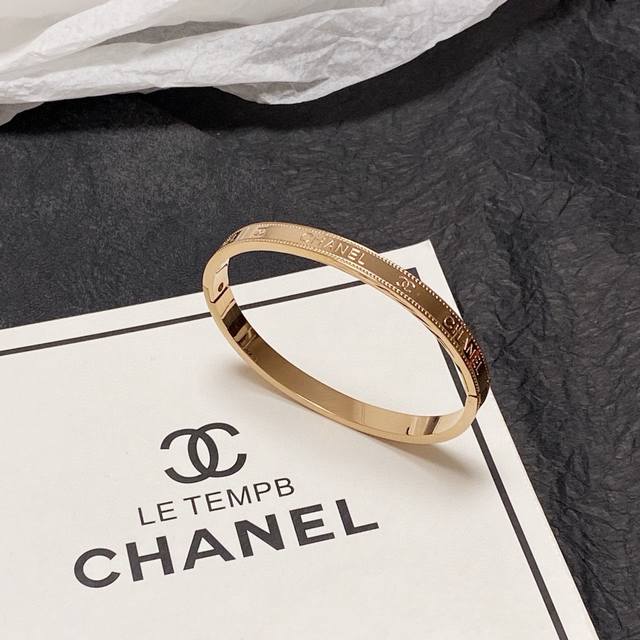 新款香奈儿Chanel玫瑰金手镯超重工Bling Bling，颜色搭配得非常好高级感 女神气质高端 精钢材质不过敏不褪色。一比一精美工艺，经典至极的魅物，性价比