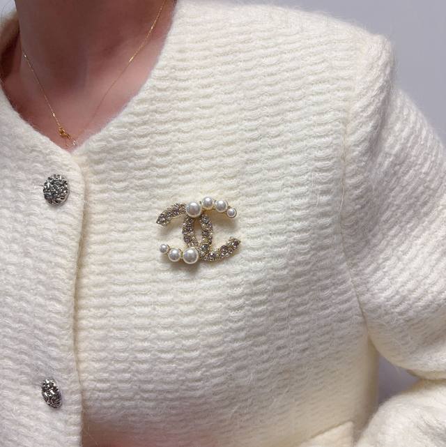 Chanel小香 最新款高版本珍珠钻香奈儿胸针，是最懂女人的饰物。那些倾注了全部心血去做自己的女人，往往更珍惜胸针的意义。香奈儿女士把胸针别在帽子上，并告诉那些