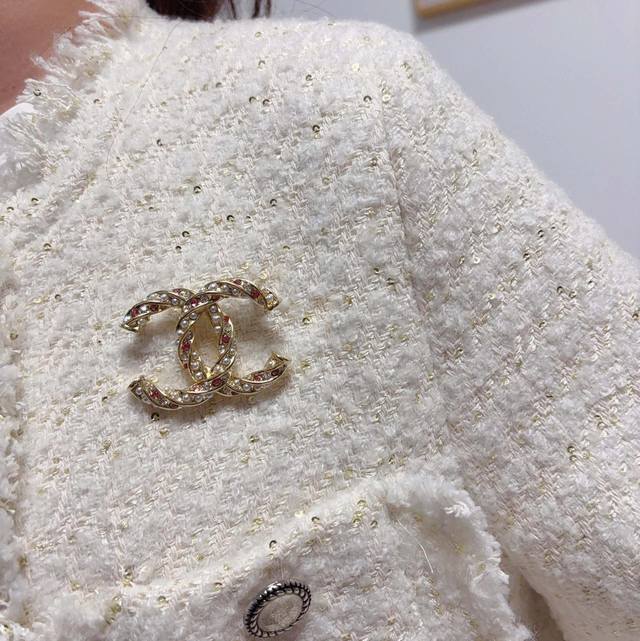 Chanel小香 最新款高版本珍珠粉钻香奈儿胸针，是最懂女人的饰物。那些倾注了全部心血去做自己的女人，往往更珍惜胸针的意义。香奈儿女士把胸针别在帽子上，并告诉那
